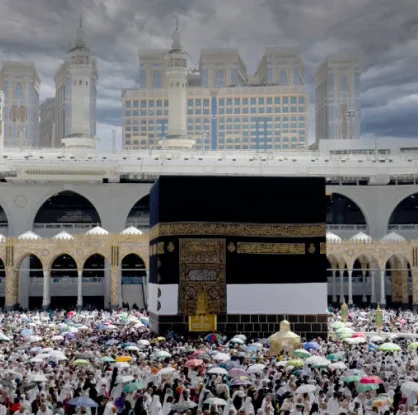 1_Umrah_performing_people